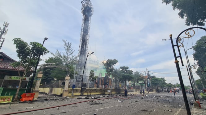 Menara Masjid Agung Bojonegoro Terbakar Hebat.