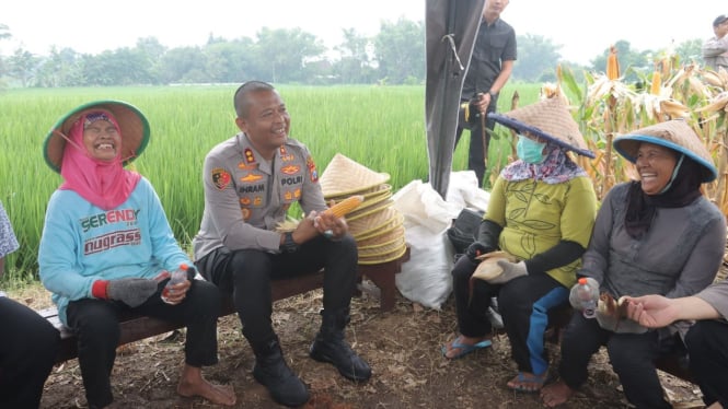 Petani jagung di Desa Kutogirang curhat ke Kapolres Irham.