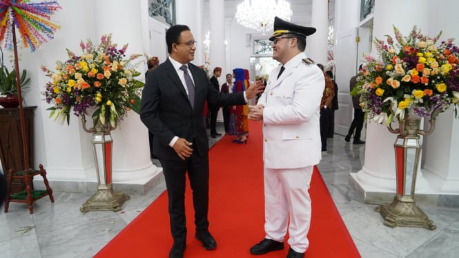 Anies Baswedan bersama Mas Dhito usai pelantikan.