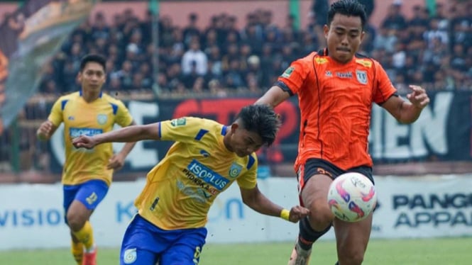 Gresik United (kuning) kontra Persibo Bojonegoro