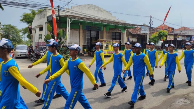 Peserta gerak jalan memakai kostum cosplay super hero