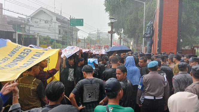 Suasana aksi mahasiswa Indonesia Gelap Jilid II di depan DPRD Kediri.