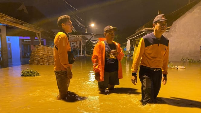 Petugas BPBD Kabupaten Mojokerto saat meninjau banjir.