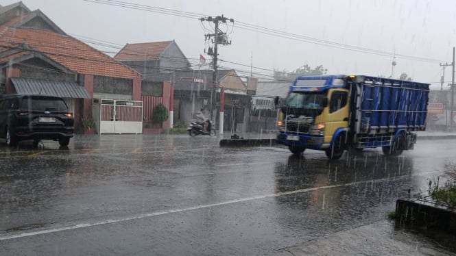 Hujan Deras Mengguyur Jalan Nasional Surabaya-Gresik