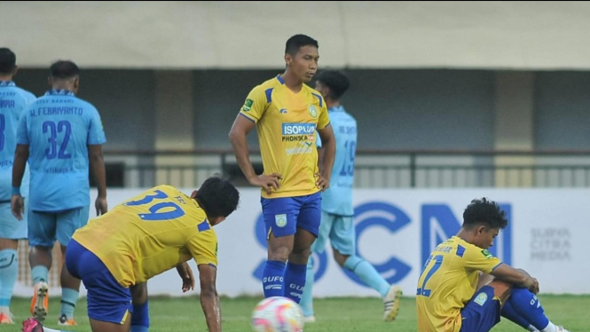 Ekspresi pemain Gresik United (jersey kuning) usai laga