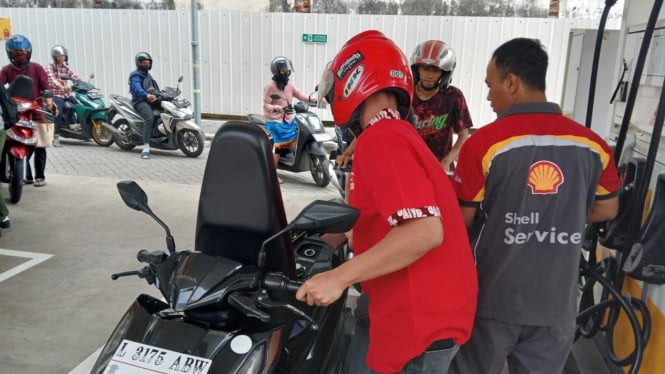 Antrean motor di SPBU Shell Jalan Pemuda Surabaya.