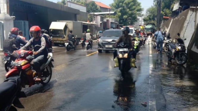 Banjir luapan Sungai Bengawan Solo membuat jalan raya tergenang