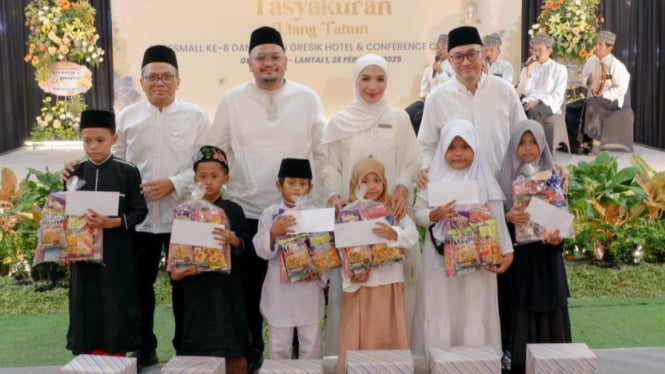 Komisaris Utama PT Dharma Graha Utama Grup, B Soengging bersama anak yatim