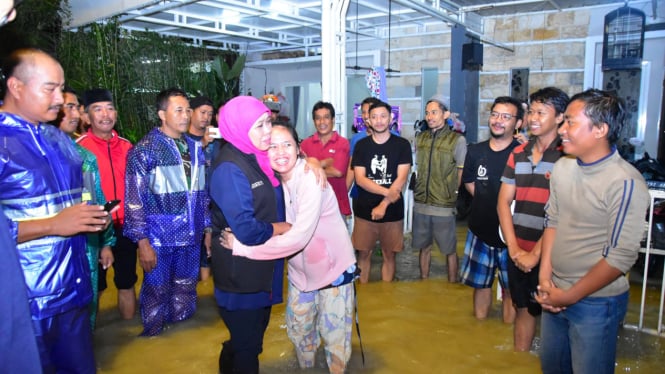 Gubernur Khofifah bersama warga terdampak banjir