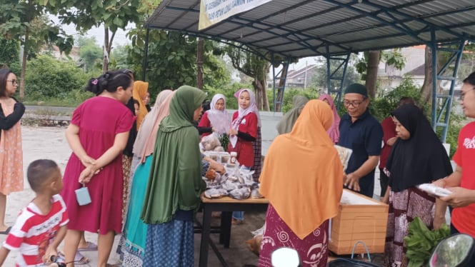 Sejumlah warga saat berbelanja kebutuhan