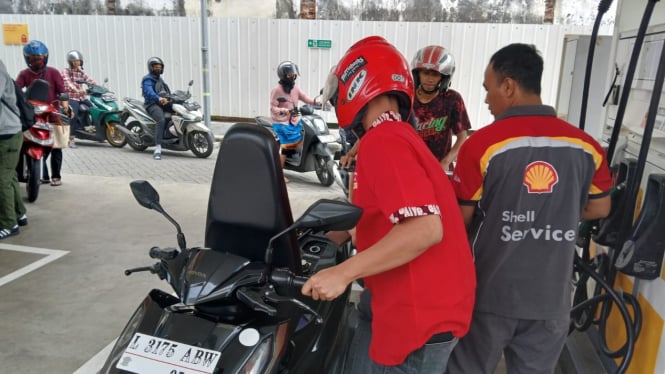 Warga menyerbu SPBU Shell di Jalan Pemuda Surabaya.