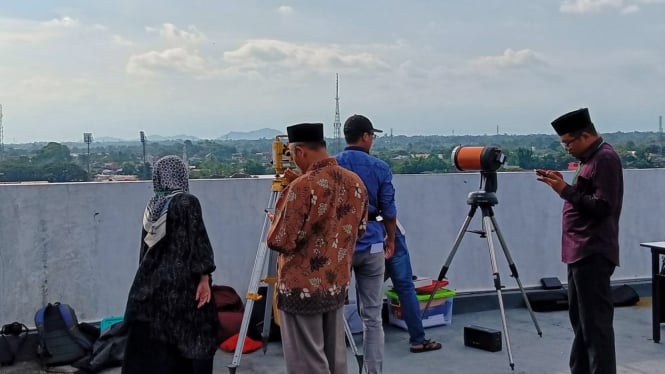 Proses rukyatul hilal atau melihat bulan