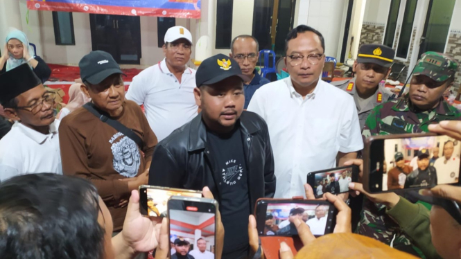 Bupati dan Wabup Gresik usai tinjau banjir dan dapur umum