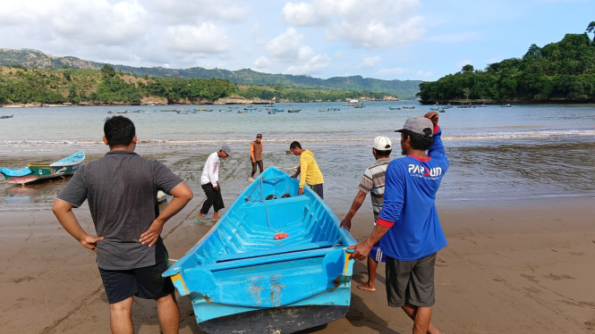 Nelayan hendak melaut di Pantai Brumbun