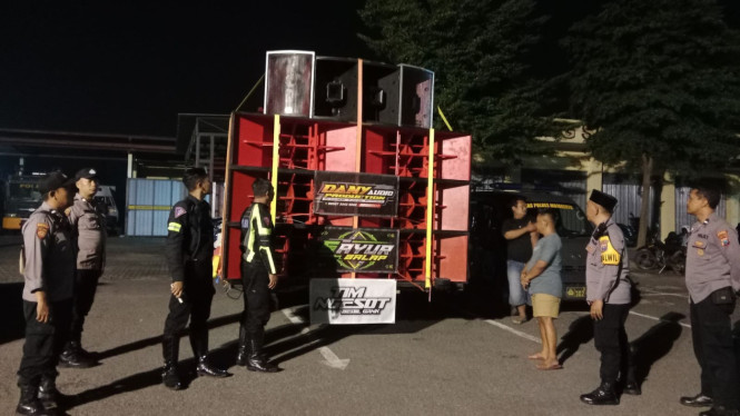 Polisi saat mengamankan sound horeg bangunkan sahur