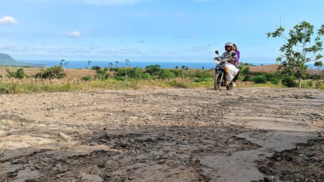 Jalan rusak di sirip Jalur Lintas Selatan arah ke Pantai Brumbun.