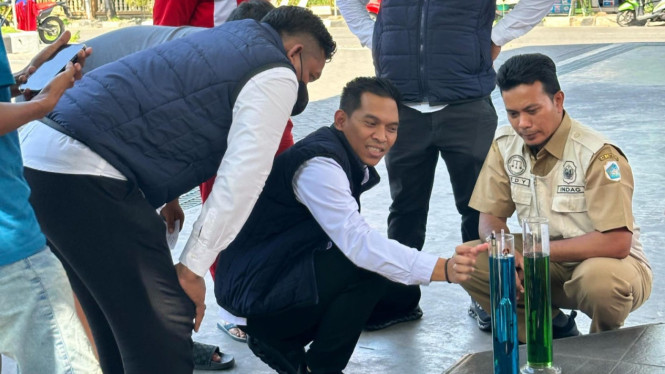 Polisi saat melakukan pengecekkan BBM