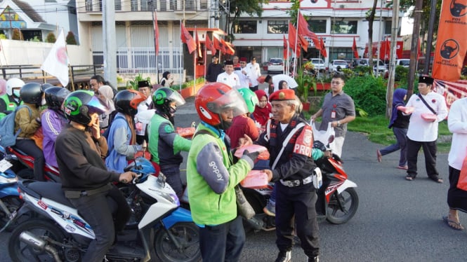 Bagi-bagi takjil oleh PDIP Jatim di Surabaya.