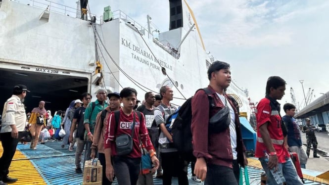 Pemudik turun dari kapal penyeberangan di Tanjung Perak, Surabaya.