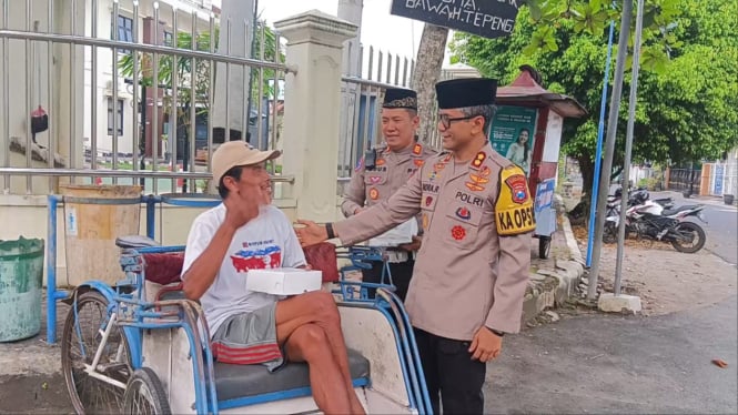 Tukang becak menerima menu berbuka dari Polres Trenggalek.