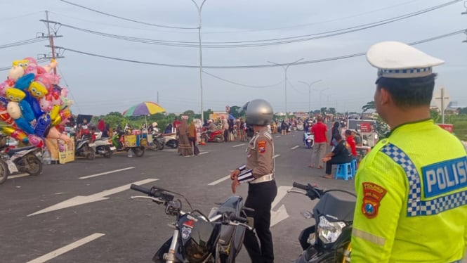 Polisi saat menggelar patroli.