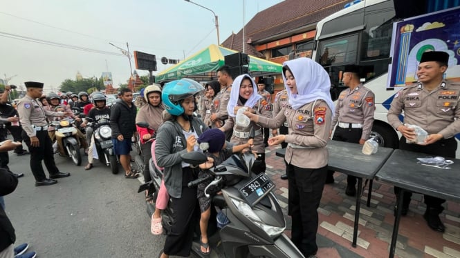 Satlantas Polres Mojokerto Kota bagi-bagi takjil