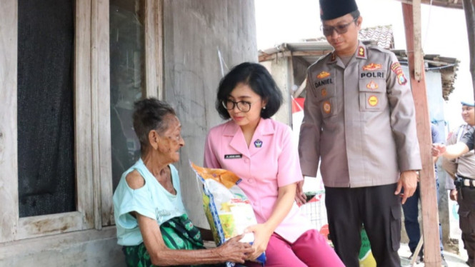Kapolres Mojokerto Kota AKBP Daniel S. Marunduri dan istri Ny Andani Daniel menyerahkan santunan