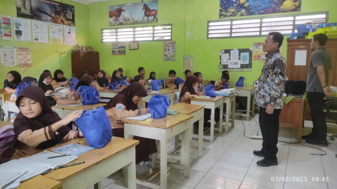 Para siswa di Lamongan saat menerima menu makan bergizi gratis