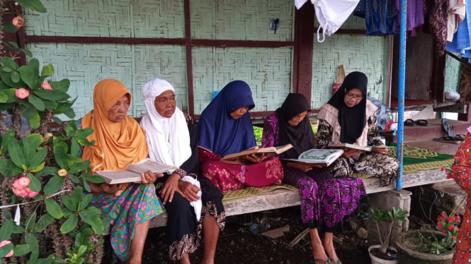 Pondok Lansia Al-Mawaddah di Blitar sedang mengaji.