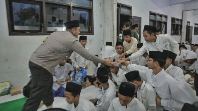 Momen buka bersama santri dengan Kapolres Blitar