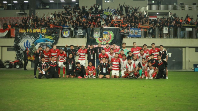 Tim Madura United Berfoto dengan Suporter di Taiwan.