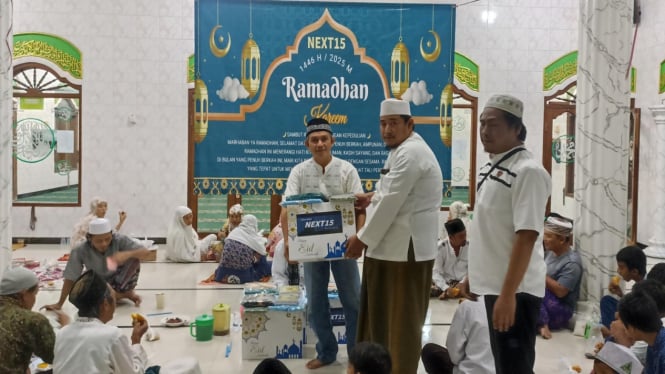 Koordinator Komunitas Ngaji Sugeh Bermanfaat, H Achmad Badrut Tamam menyerahkan donasi untuk masjid