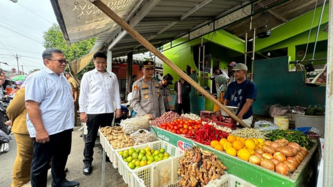 Polisi sidak di Pasar Tradisional Tanjung Anyar Kota Mojokerto.