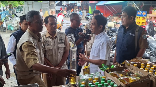 Petugas saat melakukan pengecekkan minyak goreng.