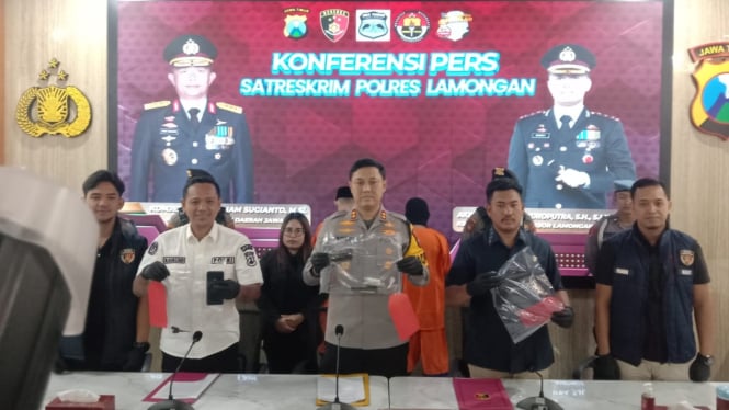 Polisi saat mengamankan barang bukti berupa airsoftgun.