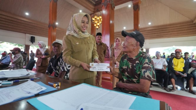 Pemkot Mojokerto gelontorkan bansos kepada ratusan tukang becak