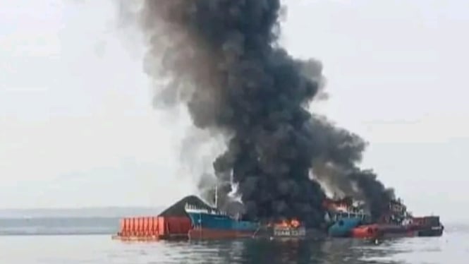 Dua kapal terbakar saat menunggu antrean bersandar.