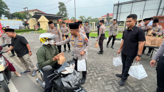 Kapolres Mojokerto AKBP Irham Kustarto membagikan takjil