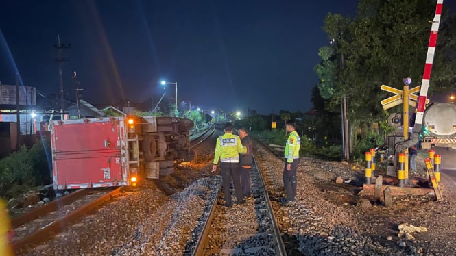 Truk terguling di perlintasan kereta