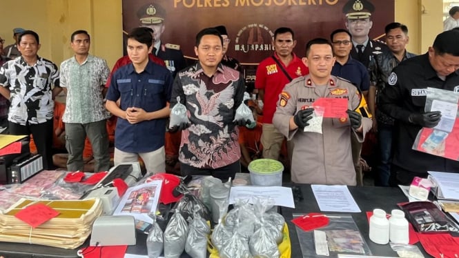 Polisi meringkus 2 peracik dan 1 pengedar obat mercon di Mojokerto.