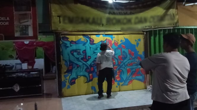 Proses pengecatan grafiti di kios Gunung Jaas Trenggalek.