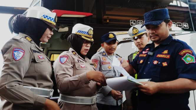 Petugas sedang memeriksa kelaikan angkutan bus di Terminal Purabaya Sidoarjo.