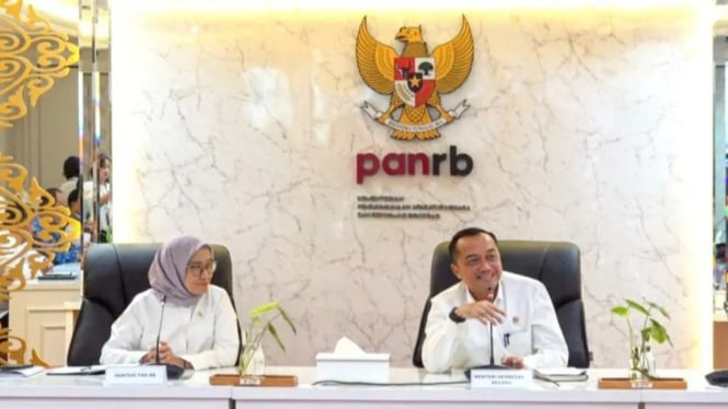 Rini Widyantini Menteri Pendayagunaan Aparatur Negara dan Reformasi Birokrasi (PANRB) dan Prasetyo Hadi Menteri Sekretaris Negara dalam konferensi pers di Jakarta Senin (17/3/2025).