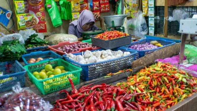 Cabai, bawang dan aneka bahan pokok yang dijual pedagang di Pasar Tambahrejo, Tambak Rejo, Surabaya.