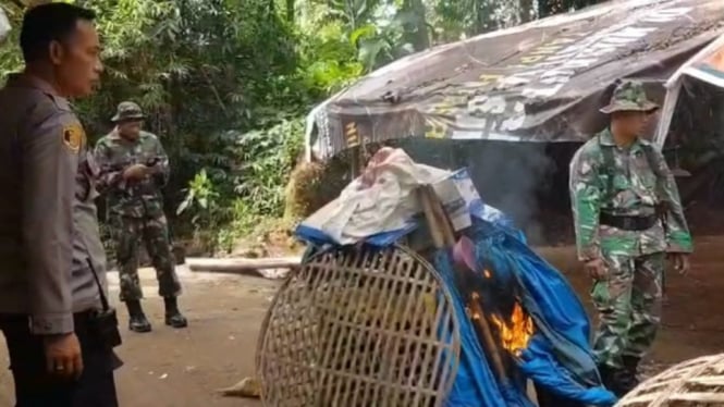 Polisi grebek dan bakar arena judi sabung ayam di Mojokerto