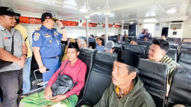 Herlan Apriliyanto Kepala KSOP Kelas IV Panarukan Situbondo cek penumpang kapal cepat mudik gratis sebelum bertolak dari Pelabuhan Jangkar Situbondo.