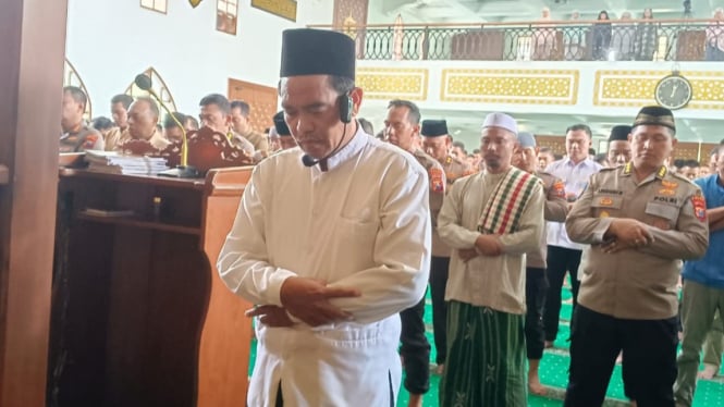 Suasana saat salat gaib di Mapolda Jatim.