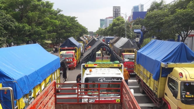 Unjuk rasa sopir truk di Surabaya