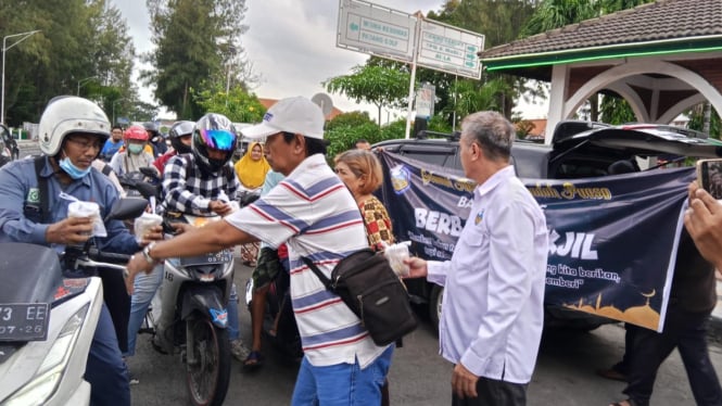 Bamag Gresik bagikan ratusan takjil puasa