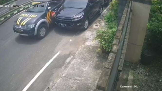 Mobil dinas polisi kabur usai senggol mobil lain